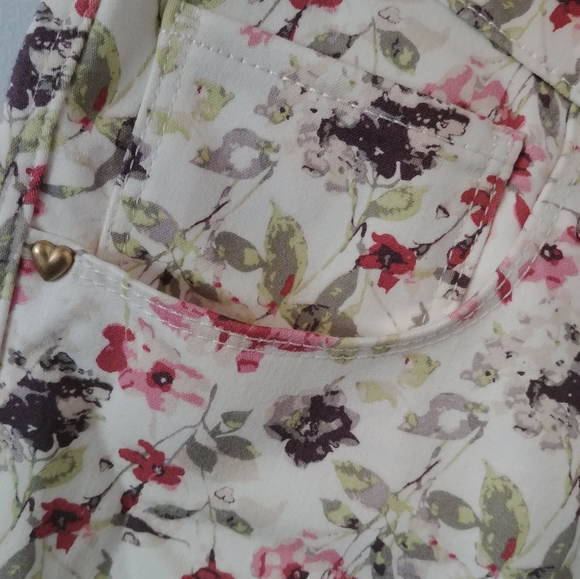 ❣️10/ $50❣️: Floral ankle pants - Picture 4 of 4